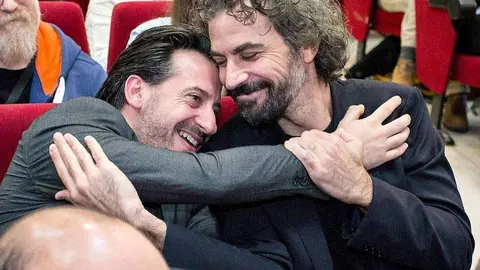 Los uruguayos Álvaro Brechner, Colón de Plata al Mejor Director -derecha-, y Alfonso Tort, Colón de Plata al Mejor Actor, se abrazan tras conocer que su película, 'La noche de 12 años', ha recibido un aluvión de premios. (Cedida)