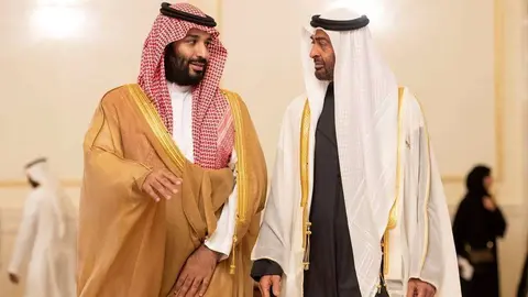 El príncipe saudí -izquierda- junto al jeque Mohammed bin Zayed el pasado jueves. (WAM)