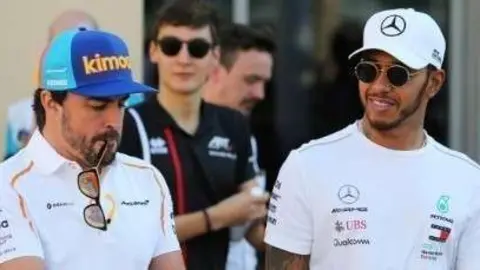 Alonso con Hamilton en Abu Dhabi.