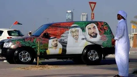 Decoración tipo de un vehículo por el Día Nacional de EAU.