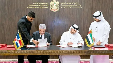 El jeque Abdullah bin Zayed Al Nahyan y Miguel Ángel Vargas Maldonado, en el momento de firmar los memorandos de entendimiento. (WAM)