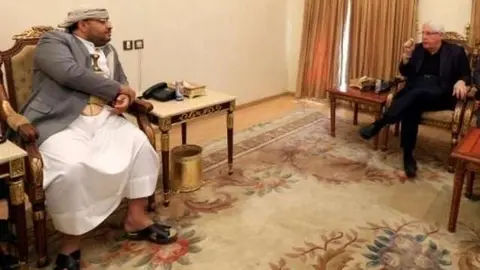 Mohamed Ali Al Huti (izq) y Martin Griffiths hablan durante la reunión que mantuvieron este sábado 24 de noviembre en Saná.