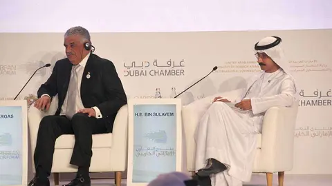 El ministro de Exteriores dominicano, Miguel Vargas -izquierda-, y el presidente de DP World, Sultán Ahmad Bin Sulaymen, durante el panel inaugural del I Foro de Cooperación EAU-Caribe. (EL CORREO)