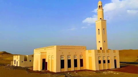 Una mezquita en el desierto de Emiratos Árabes. (EL CORREO)