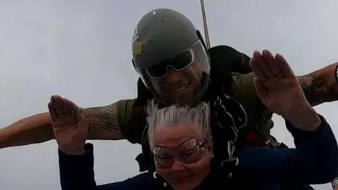 Una captura de pantalla del vídeo distribuido por Sky Dive Dubai.