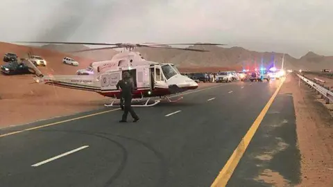 El rescate del conductor en una carretera de Sharjah.