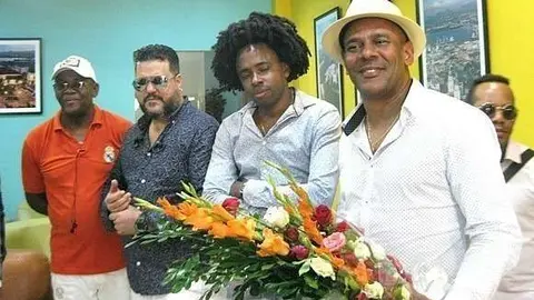 Integrantes del Septeto Santiaguero tras aterrizar en Cuba. (Santiago Martínez)
