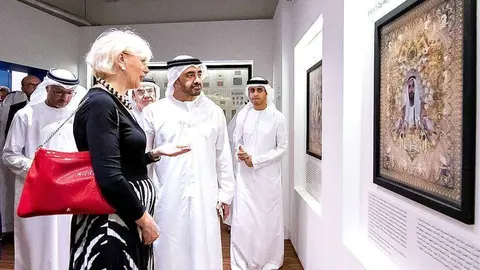 El jeque Abdullah bin Zayed, ministro de Relaciones Internacionales y Cooperación Internacional, durante su recorrido por la exposición. (WAM)