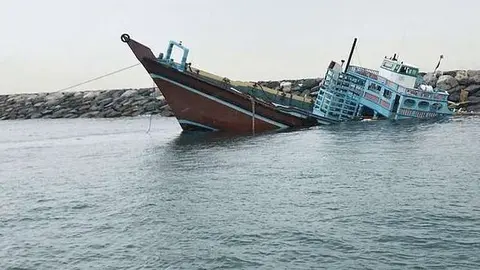 Barco hundido en la isla de Deira del que han sido rescatados siete tripulantes. (@DubaiPoliceHQ)