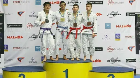 El emiratí Omar Al-Fadhli -segundo por la izquierda-, en podio tras lograr la medalla de oro en el Mundial de Jiu Jitsu que se celebra en Suecia. (WAM)