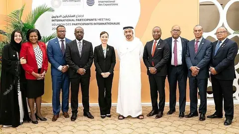 El jeque Abdullah y Reem bint Ibrahim Al Hashemy, con los ministros de países del Caribe. (WAM)