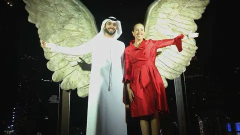 La embajadora Francisca Méndez y el CEO de Emaar, ante la escultura las 'Alas de México' inaugurada este lunes en Dubai. (EL CORREO)