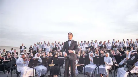 Una captura del vídeo de la orquesta multinacional de EAU.