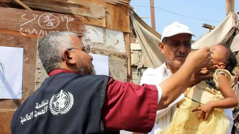 Vacunación contra la polio de una niña en Yemen.