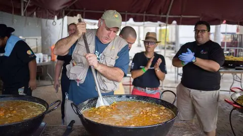 El chef español José Andrés prepara un perol de comida en una de sus iniciativas solidarias para paliar el hambre a los más desfavorecidos. (Internet)