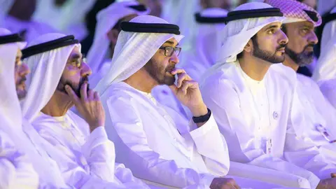 El gobernante de Dubai, el príncipe heredero de Abu Dhabi y el jeque Hamdan durante la reunión.