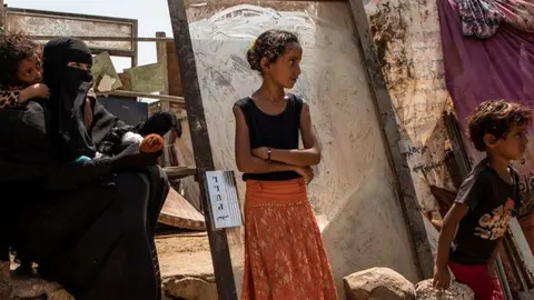 Una mujer y sus hijos desplazados en Yemen.