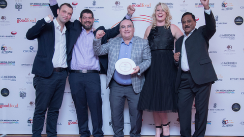 Equipo de Seville's y Wafi Mall durante la entrega de los premios. (Cedida)