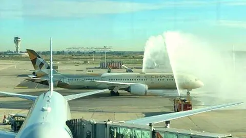 Un arco formado por dos cañones de agua recibe al primer vuelo de Etihad Abu Dhabi-Barcelona en el aeropuerto de El Prat. (@ElFarInformatiu)