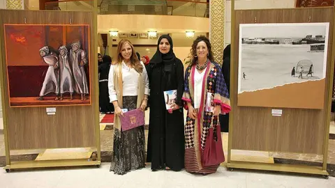 Afra Rashed Al Basti -en el centro- posa junto a las artistas Mari Gamarra -izquierda- y María José Rodríguez (derecha) al lado de dos de sus obras. (EL CORREO)