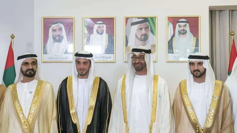 El novio entre el príncipe heredero de Abu Dhabi y el gobernante de Dubai.