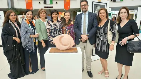 Artistas e invitadas a la exposición, junto al cónsul de México, Dávid Dávila. (Marta del Olmo / EL CORREO)