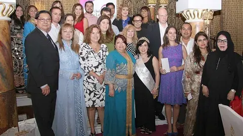 Foto de familia de los premiados en el iftar de Damas Latinas. (EL CORREO)