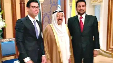 Mohamed Lashtar -a la derecha- en Kuwait.