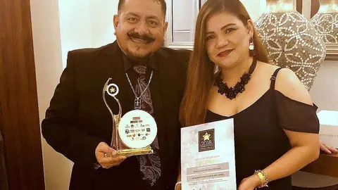 Representantes del restaurante María Bonita, tras recoger el premio; a la izquierda, Ernesto Cab Vera, director ejecutivo del establecimiento. (Cedida)