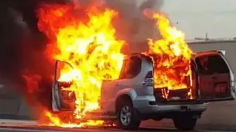 El todo terreno quedó totalmente calcinado.