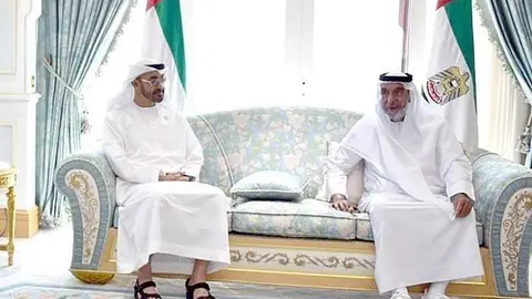 Su Alteza el jeque Khalifa bin Zayed Al Nahyan, durante el encuentro que mantuvo en el Palacio de Al Bateen en Abu Dhabi con Su Alteza el jeque Mohamed bin Zayed Al Nahyan. (WAM)