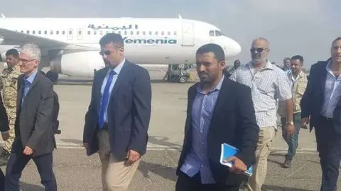 Mark Lowcock primero por la izquierda a su llegada a Adén.