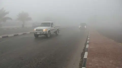 Carretera con niebla en Emiratos Árabes Unidos. (E.C.)