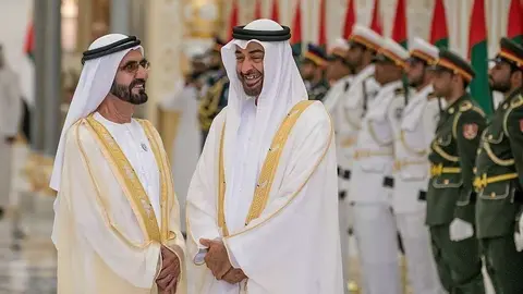 El jeque Mohammed bin Rashid Al Maktoum -izquierda- y el jeque Mohamed bin Zayed Al Nahyan, en el transcurso del Consejo Supremo Federal de Emiratos Árabes. (WAM)