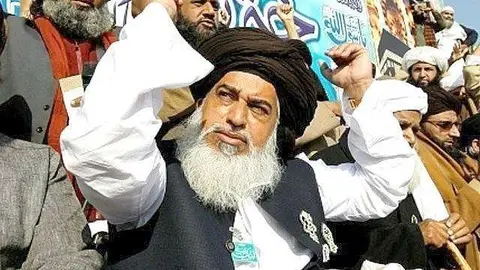El clérigo radical pakistaní Khadim Hussain Rizv, durante las protestas. (Internet)