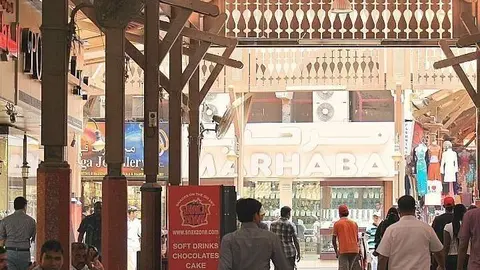 Trasiego diario en el zoco de Deira en Dubai. (EL CORREO)