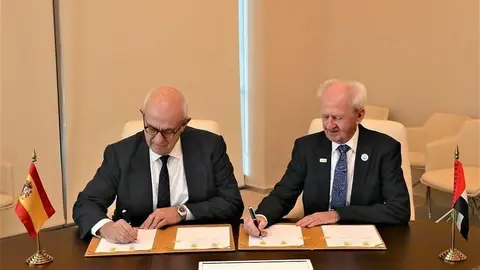 Fernando Martí Scharfhausen, presidente del Consejo de Seguridad Nuclear de España -izquierda-, y Christer Viktorsson, director general de la Autoridad Federal para la Regulación Nuclear, durante la firma en la sede de FANR en Abu Dhabi. (WAM)