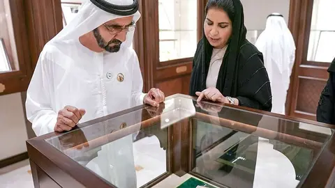 El jeque Mohammed, durante su visita aen la sede de la Unión General de Mujeres. (WAM)  