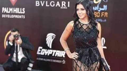 En la foto de AFP, la actriz Rania Youssef con el polémico vestido. (Internet)