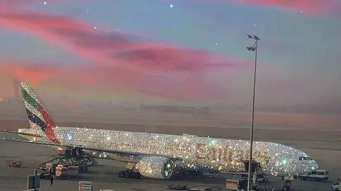 La artista Sara Shakheel ha cubierto virtualmente de cristales un avión de Emirates.