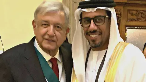 El embajador de Emiratos Árabes en México, Ahmed Hatem Al Minhali, con el presidente López Obrador. (WAM)