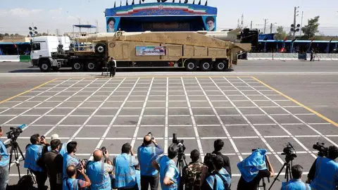 Un camión transporta un misil iraní de largo alcance 'Sejil' durante el desfile militar anual que marcó la invasión iraquí en 1980. (EPA)
