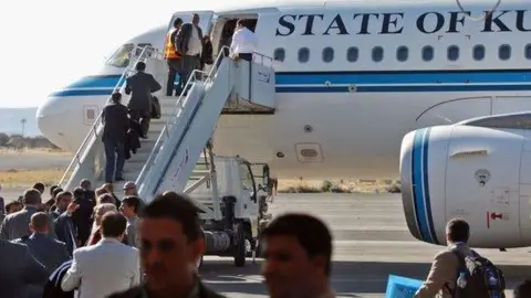 A modo ilustrativo, la salida de una delegación hutí del aeropuerto de Saná en un avión de Kuwait. (@Hispantv)