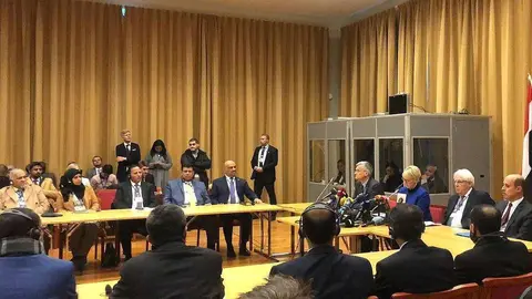 Conferencia de prensa protagonizada por el enviado de la ONU y las partes enfrentadas en Yemen este jueves en Suecia. (@Mina_Aldroubi)