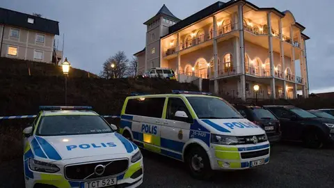 En la imagen de EPA, vehículos policiales junto al Castillo de Johannesburgo, Suecia.