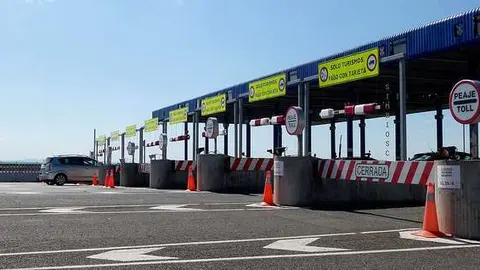 Entrada a la zona de pago en una autopista de peaje.