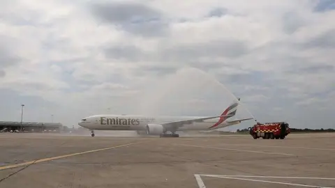 Un avión de Emirates en el aeropuerto Londres Sansted.