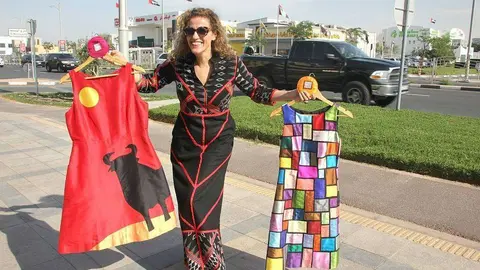 La española Laura Fontán, CEO de Chula, muestra dos de sus creaciones en plena Jumeirah Street en Dubai. (EL CORREO)