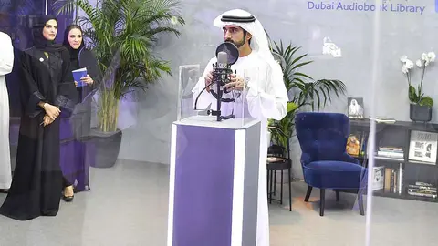El jeque Hamdan ha sido el encargado de subir el primer libro a la biblioteca de audio en árabe. (WAM)