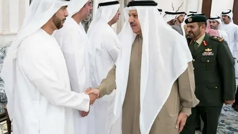 El secretario general del CCG, Abdul Latif bin Rashid Al-Zayani, saluda a autoridades emiratíes durante un acto. (WAM)